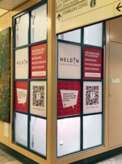 HeldYn AKH Vitrine Vitrine bedruckt, Außenwerbung